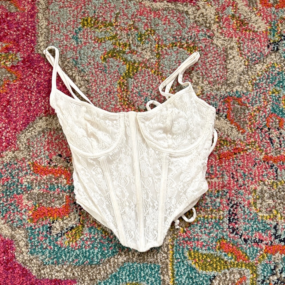 Chic Lace Corset Top in Cream